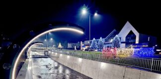 Prundu Bârgăului îmbracă straie de sărbătoare: luminile se aprind, iar colindele copiilor aduc magia iernii